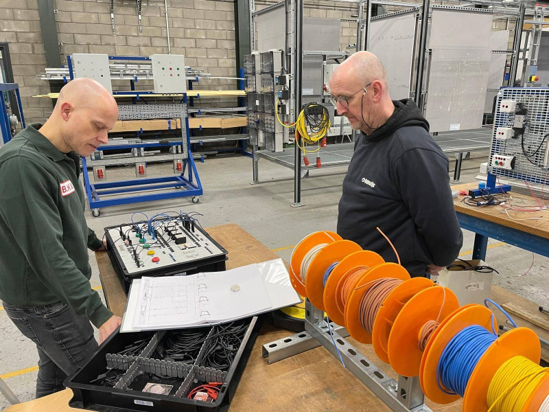 schakelpaneel relaistechniek opbouwen metingen praktijktraining vakwijs