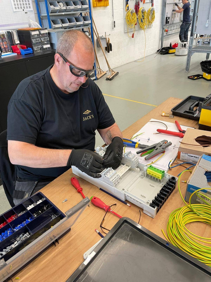 technisch facilitair medewerkers vakwijs opleiding